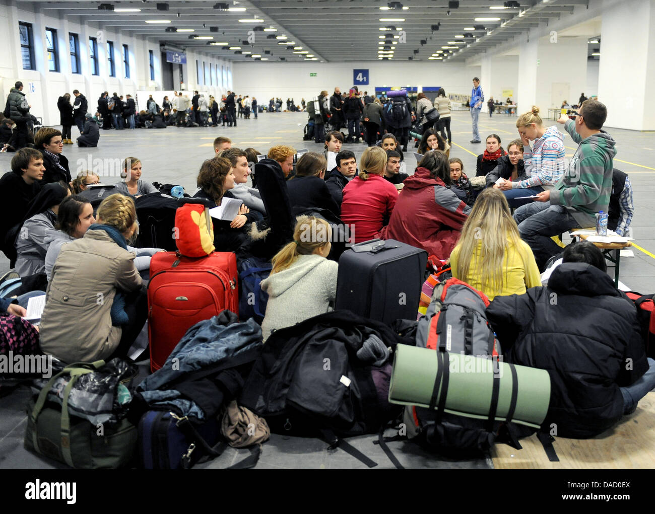 Polish invités arrivent pour la 34e réunion de la communauté des jeunes de Taizé à la foire de 'Messe Berlin' à Berlin, Allemagne, le 28 décembre 2011. À l'invitation des Eglises et le maire de la ville, la 34e Rencontre européenne de Taizé aura lieu à Berlin du 28 décembre 2011 au 01 janvier 2012. Taize est un ordre monastique œcuménique qui est basé en France. Photo : BRITTA PEDERSEN Banque D'Images