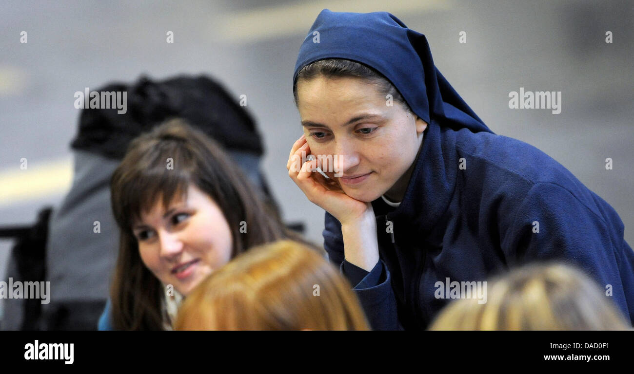 Polish invités arrivent pour la 34e réunion de la communauté des jeunes de Taizé à la foire de 'Messe Berlin' à Berlin, Allemagne, le 28 décembre 2011. À l'invitation des Eglises et le maire de la ville, la 34e Rencontre européenne de Taizé aura lieu à Berlin du 28 décembre 2011 au 01 janvier 2012. Taize est un ordre monastique œcuménique qui est basé en France. Photo : BRITTA PEDERSEN Banque D'Images