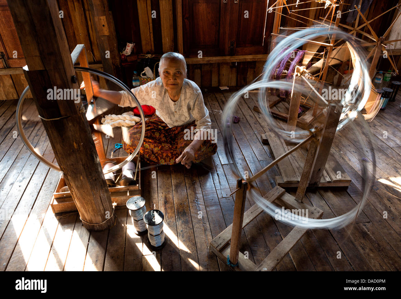 Woman spinning silk en usine dans la région de Phaw Khone village, lac Inle, Myanmar (Birmanie), en Asie du sud-est Banque D'Images