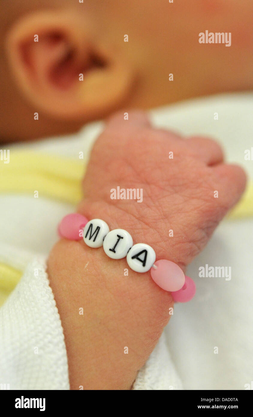 ILLUSTRATION - un bracelet avec le nom de 'Mia' décore la main d'un deux  jours, bébé à la mère-enfant pupille de l'École de médecine de Hanovre  (MHH) à Hanovre, Allemagne, 29 décembre