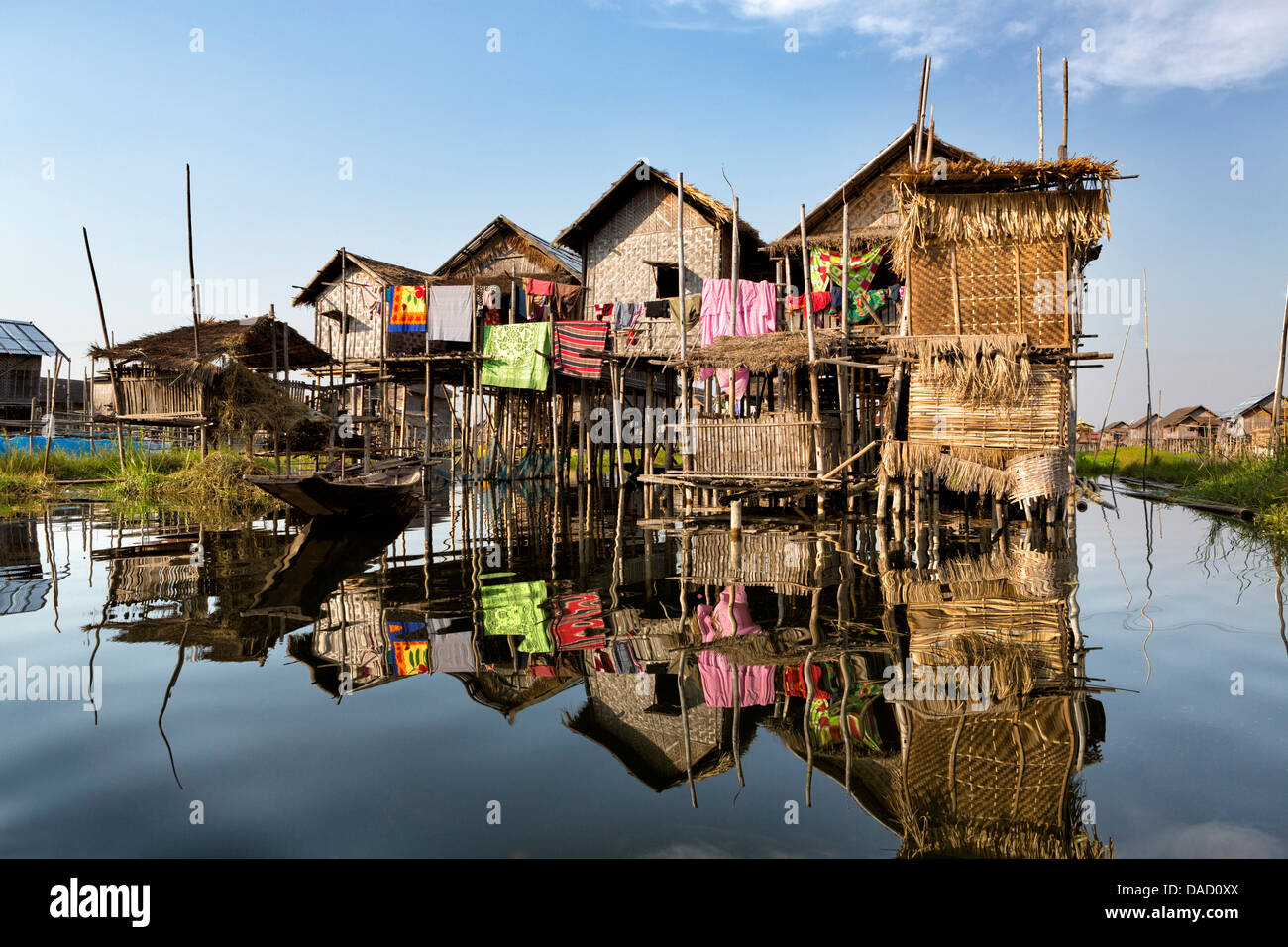 Les maisons construites sur pilotis dans le village de Nampan sur le bord de lac Inle, Myanmar