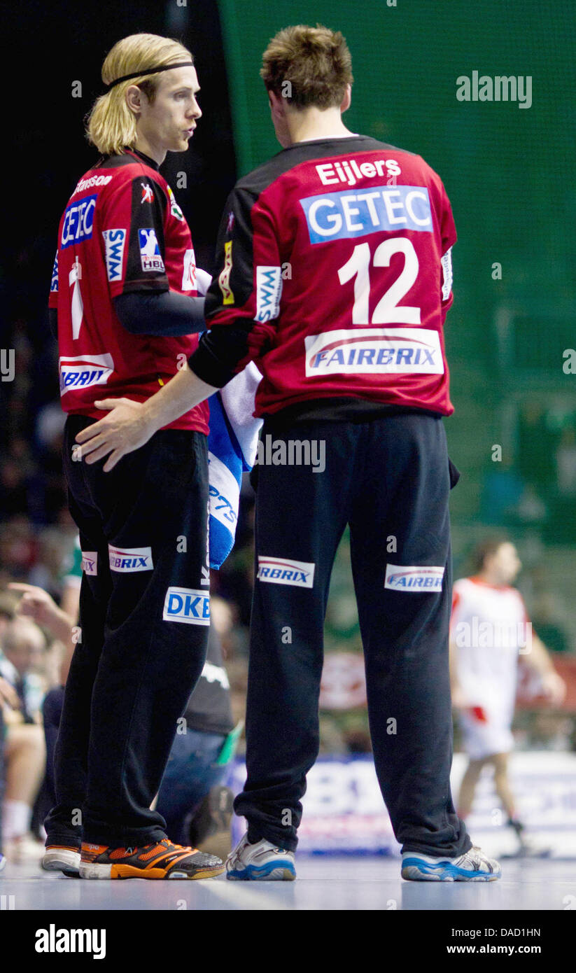 Le gardien de Gerrit Eijlers Magdebourg (R) et Bjorgvin Gustavsson parler au cours de la Bundesliga match de hand entre SC Magdeburg et HSG Wetzlar au Getec-Arena à Magdeburg, Allemagne, 27 décembre 2011. Magdeburg a gagné par 31-25. Photo : Jens Wolf Banque D'Images