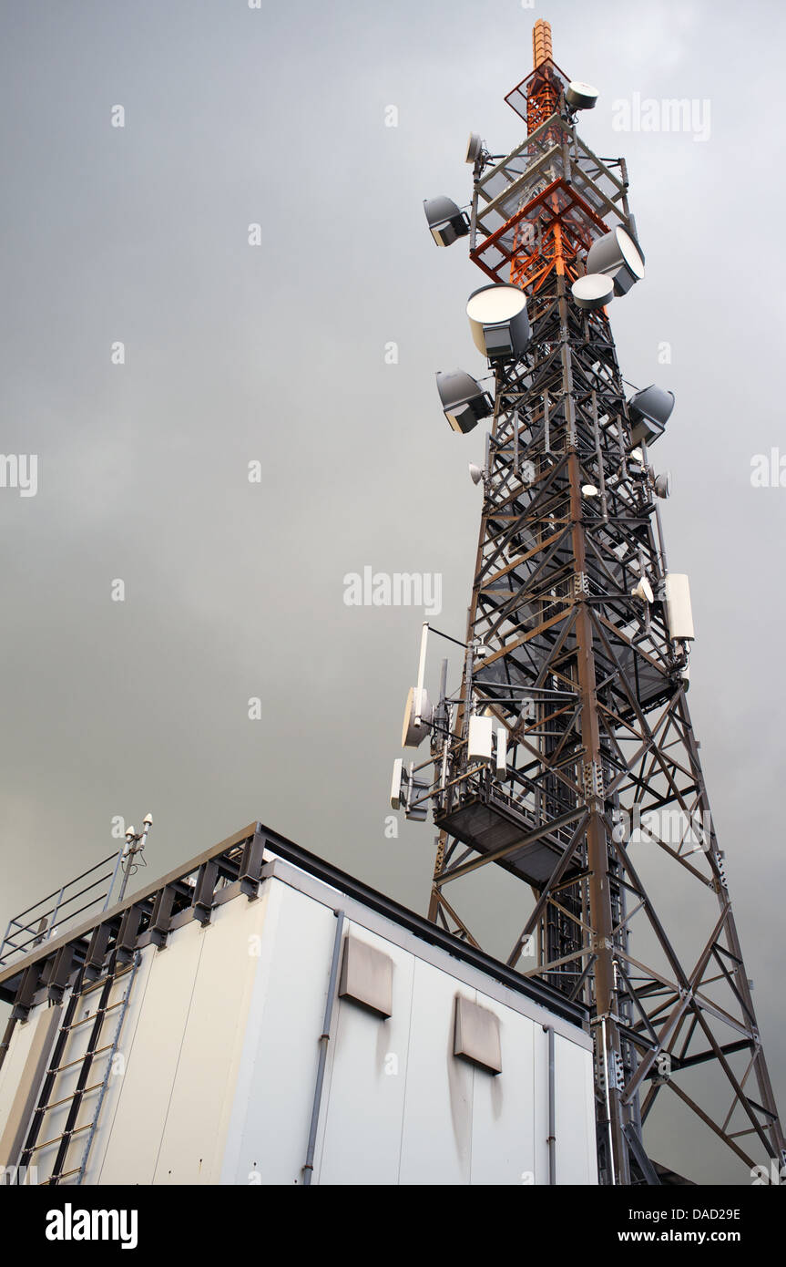 Tour de communications avec Marconi satellite dishes Banque D'Images