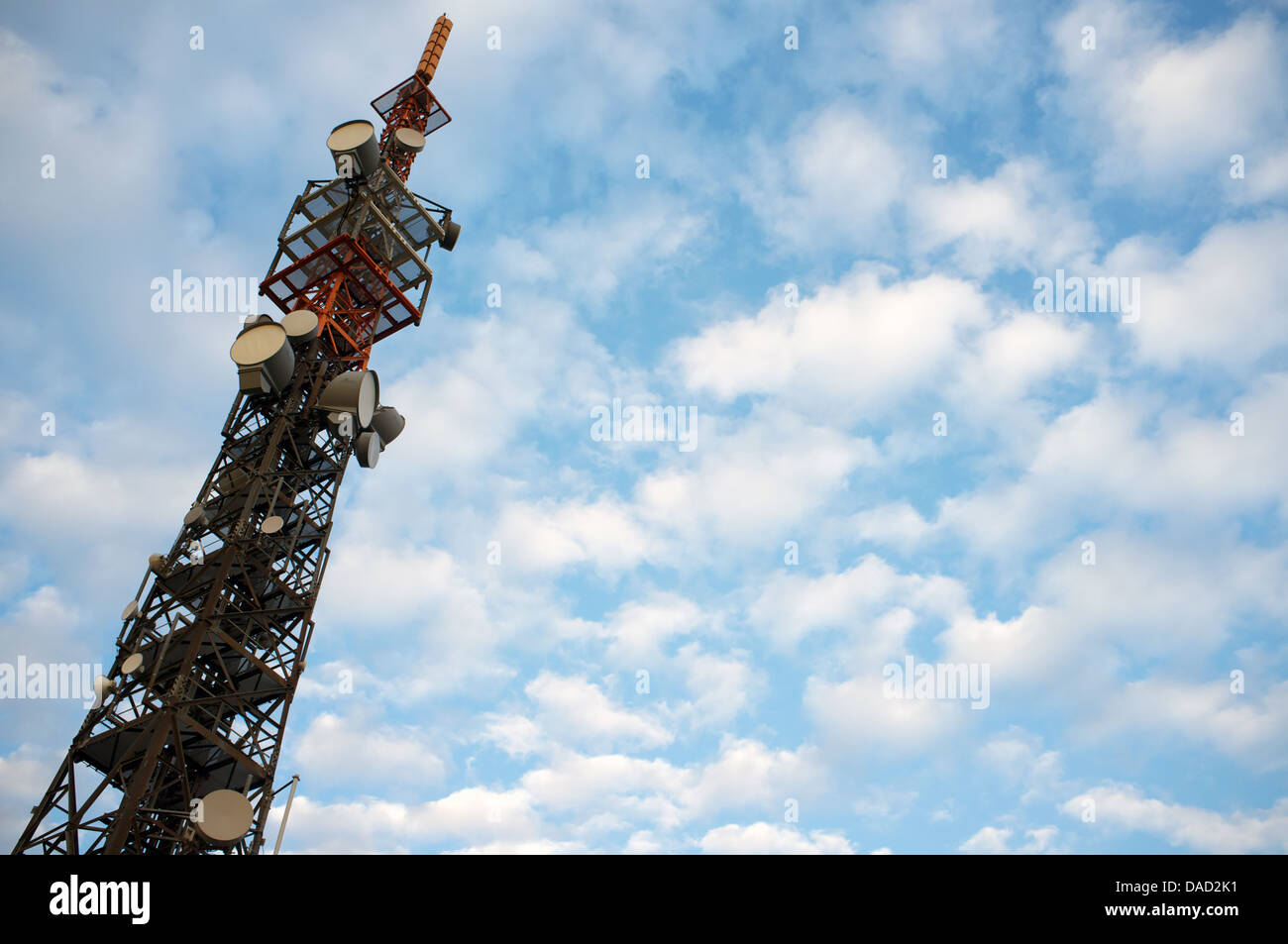Tour de communications avec Marconi satellite dishes Banque D'Images