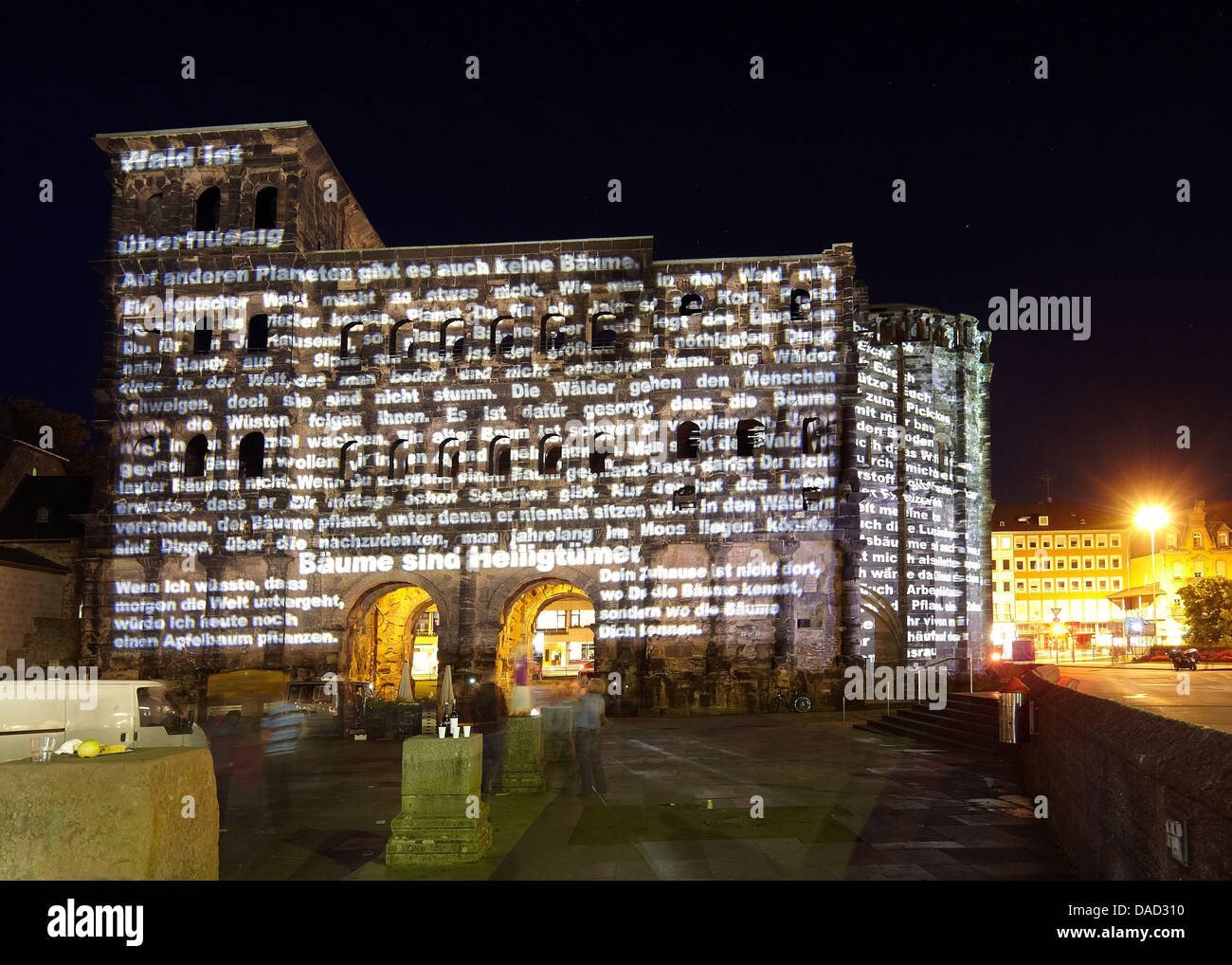 Dans l'ORGANISATION DES NATIONS UNIES POUR L'Année internationale des forêts, des textes sur les forêts et les arbres sont projetées par la lumière artiste Ingo Dietzel sur la façade de la Porta Nigra, à Trèves, Allemagne, le 01 octobre 2011. Aujourd'hui, la Porta Nigra est la plus grande porte de la ville romaine au nord des Alpes, et a été désigné site du patrimoine mondial. Photo : Thomas Frey Banque D'Images