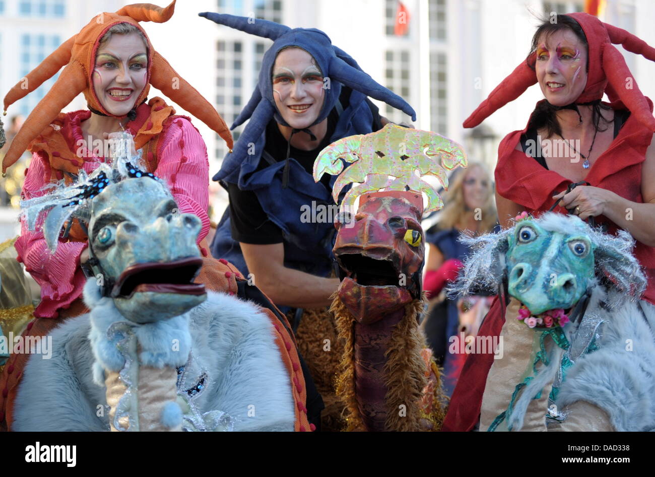 Les femmes de fantaisie au sommet d'« Dragons' lors d'un défilé sur la Journée de l'unité allemande à Bonn, Allemagne, 03 octobre 2011. Les célébrations du 21e anniversaire de la Journée de l'unité allemande et le 65e anniversaire de la fondation de la Rhénanie du Nord ont eu lieu depuis le 01 octobre 2011. Photo : FEDERICO GAMBARINI Banque D'Images