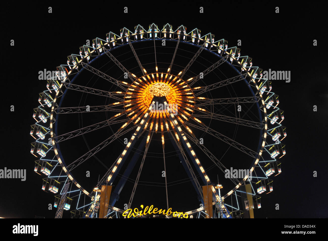 Une grande roue est vu à l'Oktoberfest de Munich, Allemagne, 03 octobre 2011. Après 17 jours, le 178ème Oktoberfest prend fin. Photo : Felix Hoerhager Banque D'Images