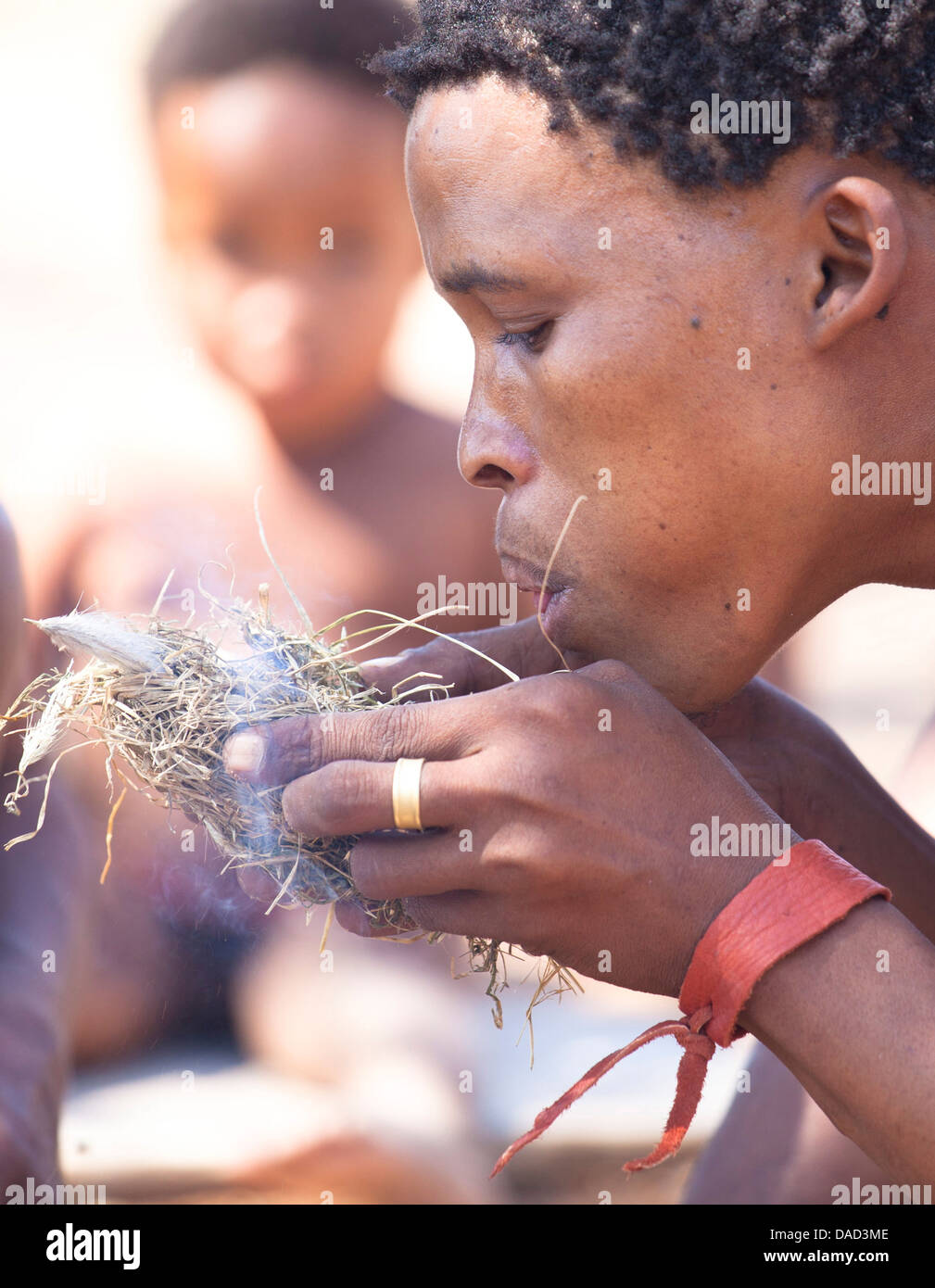 San (Bushman) démonstration de technique d'éclairage feu traditionnel au Village Culturel Okahandja, près de la Namibie, ville Okahandja Banque D'Images