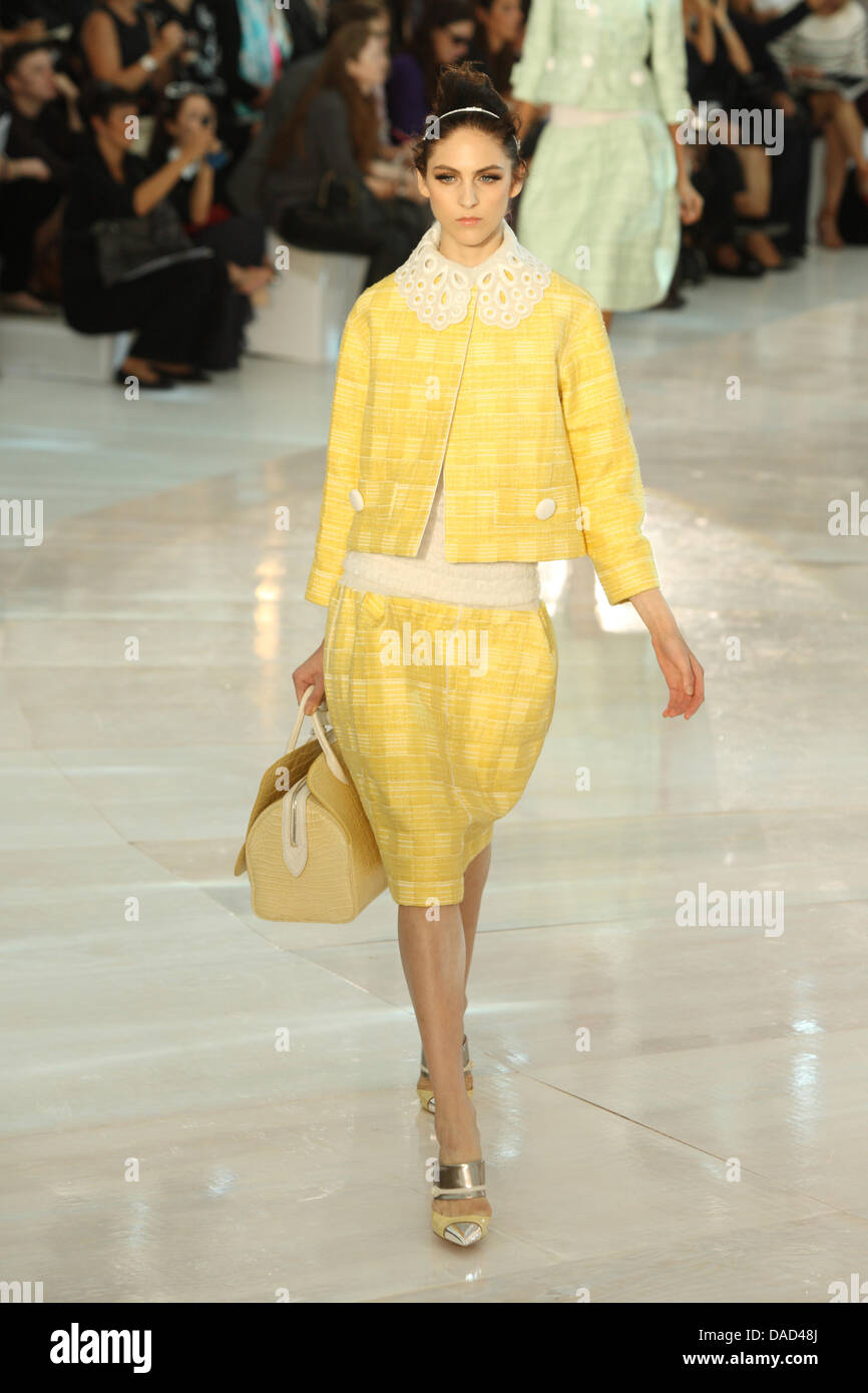 Un modèle porte une création par le designer français Louis Vuitton dans le  cadre de la femme prêt à porter printemps/été 2012 collection présentée  lors de la Paris Pret-a-Porter fashion week, à