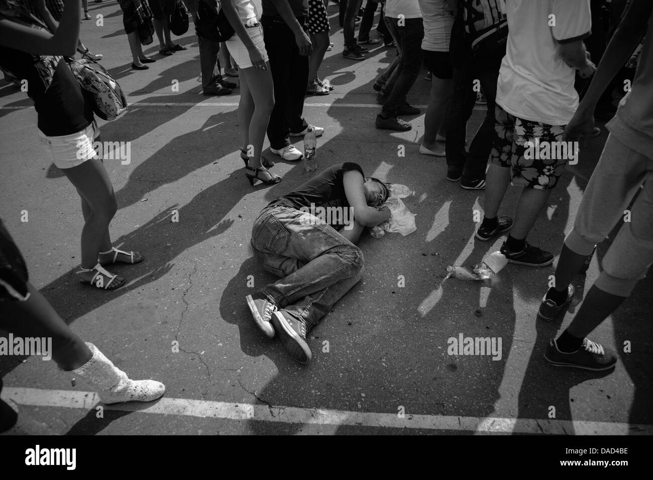 Adolescent ivre dormir à la rue, Samara, Russie Banque D'Images