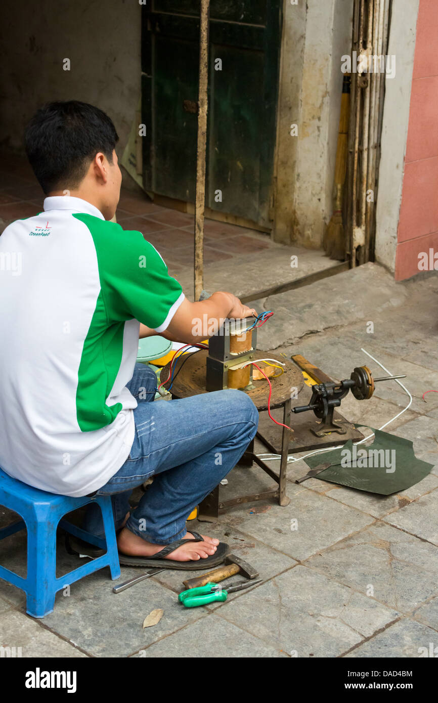 Électricien vietnamien dans les rues du vieux quartier de Hanoi, Vietnam Banque D'Images