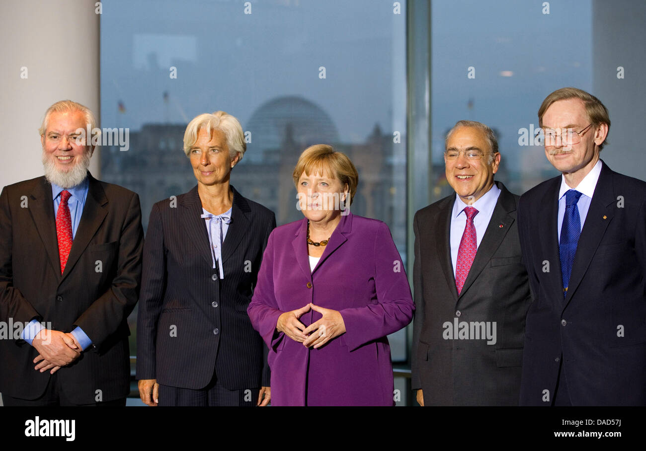 (L-R) Organisation internationale du Travail (OIT), Juan Somavia, directeur général, Fonds monétaire international, Christine Lagarde, la chancelière allemande Angela Merkel, chef de l'Organisation de coopération et de développement économiques (OCDE), Angel Gurria, et le président de la Banque mondiale Robert Zoellick, poser une seconde réunion sur la réforme du système monétaire international sur Octobe Banque D'Images