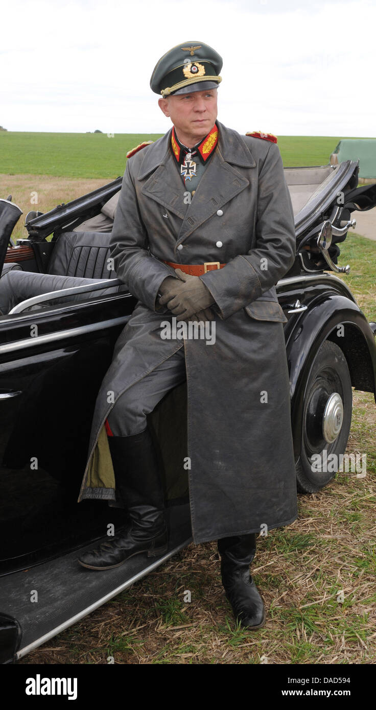 L'acteur Ulrich Tukur (comme Erwin Rommel) pose pendant le tournage du film  'Rommel' près de Roemerstein, Allemagne, 06 octobre 2011. Le film traite  avec les sept derniers mois de la vie d'Erwin