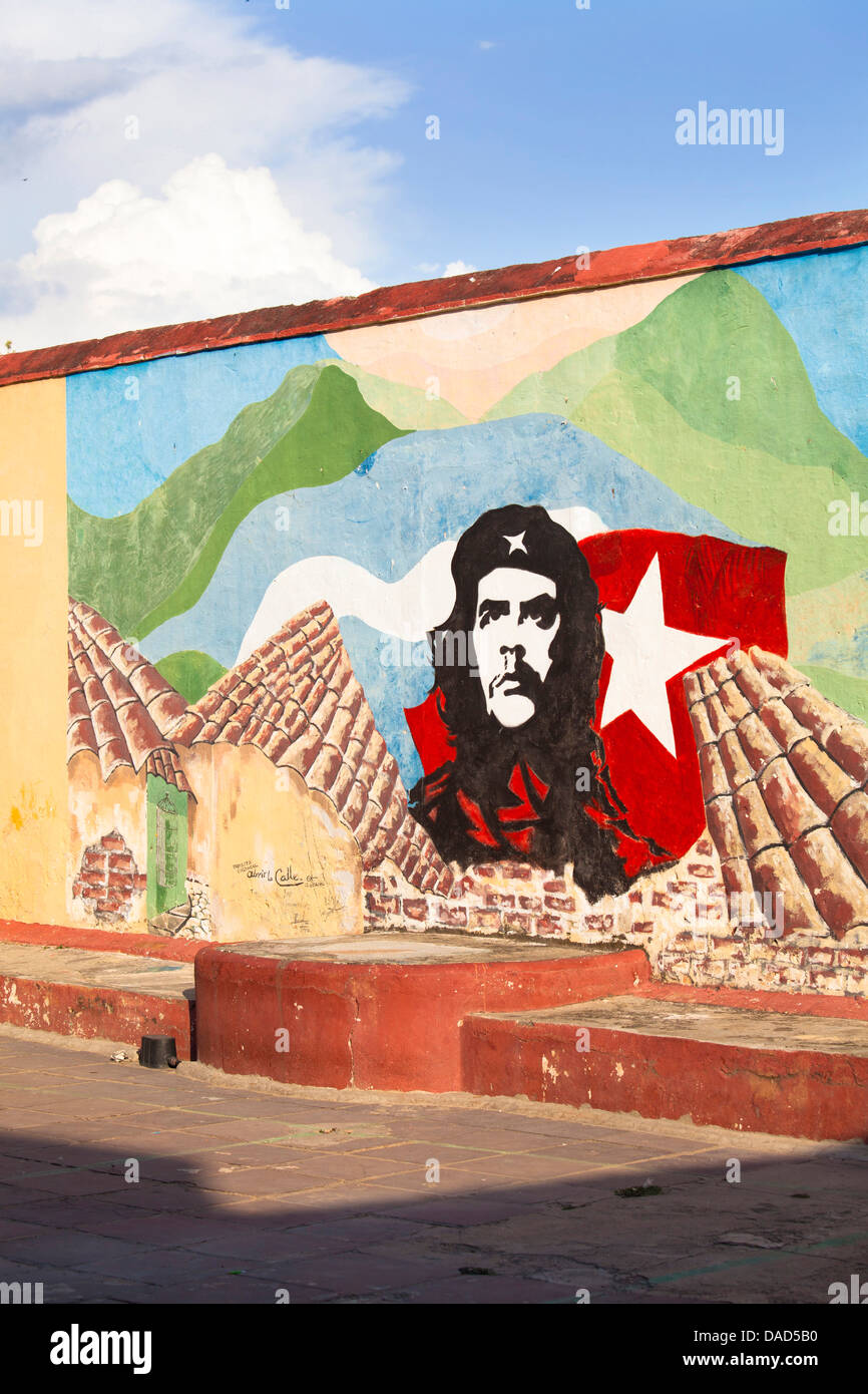 Fresque de Che Guevara peint sur un mur dans une école locale, Trinidad, Cuba Banque D'Images