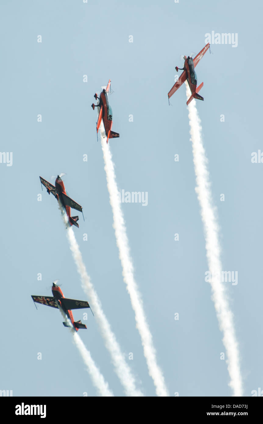 L'équipe de voltige des lames d'exécuter une certaine précision dans leur performance Extra 300 aéronefs à la Waddington Show Banque D'Images