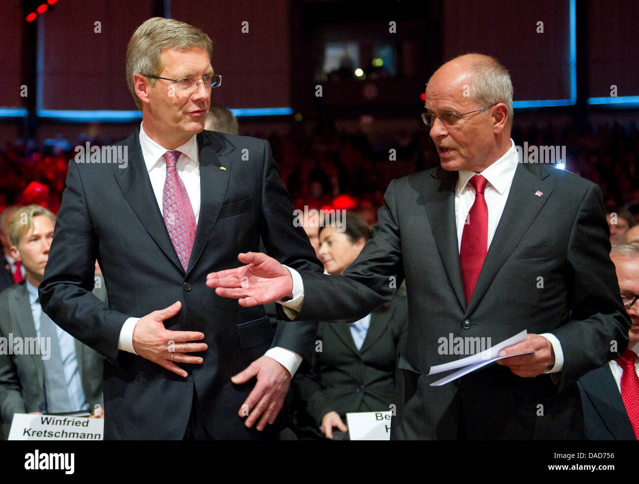 Le président du syndicat des métallurgistes IG Metall, Berthold Huber (L), et le Président allemand Christian Wulff arrivent à l'ouverture de la conférence de l'union d'une semaine de l'IG Metall à Karlsruhe, Allemagne, 09 octobre 2011. Près de 600 délégués, ainsi que de nombreux invités assister à la conférence, qui a lieu que tous les quatre ans. Photo : UWE ANSPACH Banque D'Images