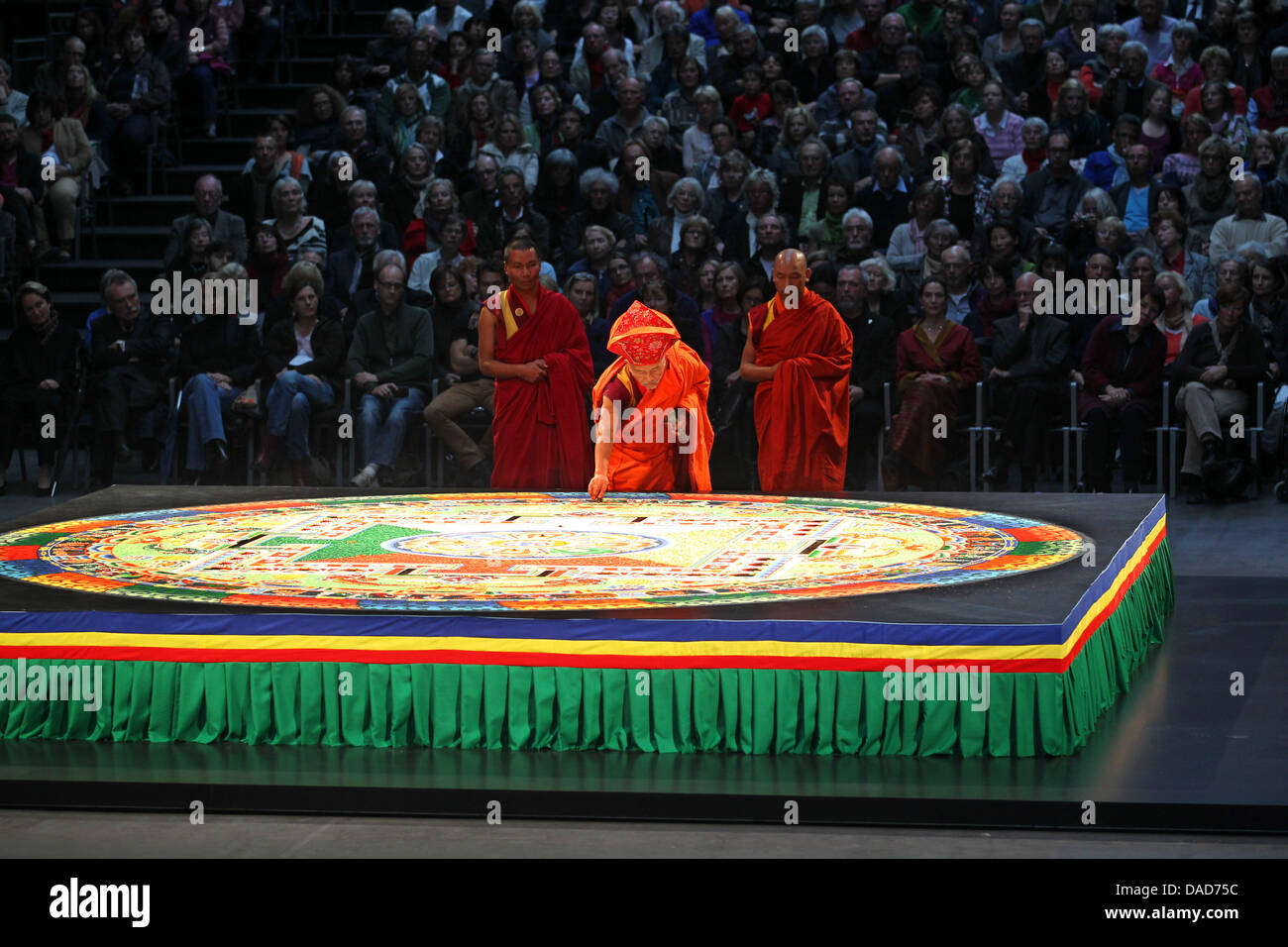 Mönche Buddhistische zerstören am Sonntag (09.10.2011) in der Bochumer Jahrhunderthalle ein Mandala. Das große Sandbild, das zu Ehren der Gottheit 'Cakrasamvara' entstand haben die Mönche, 50 aus du kilogramme gefärbtem erstellt Sable. Roland Weihrauch dpa/lnw Banque D'Images