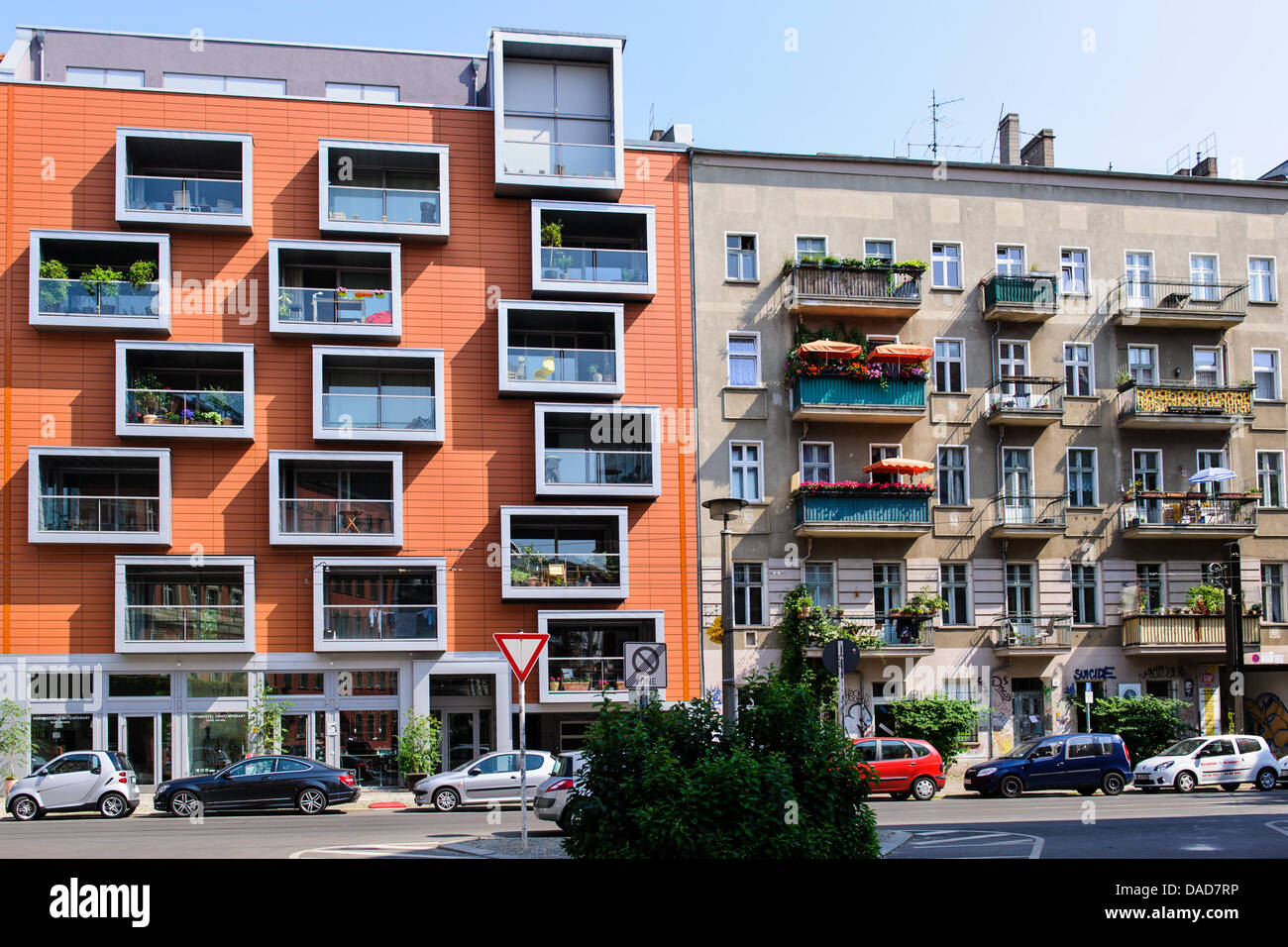 Un nouveau bâtiment de luxe est située à l'angle de la rue Buchholzer Pappelallee / le quartier berlinois de Prenzlauer Berg, à côté d'un ancien bâtiment. Photo : photo alliance / Robert Schlesinger Banque D'Images