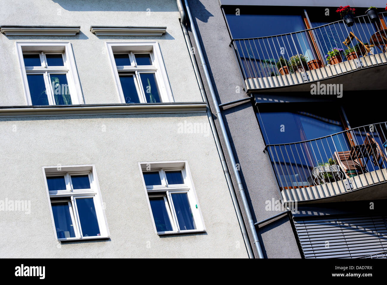 Un nouveau bâtiment de luxe est située à l'angle de la rue Buchholzer Pappelallee / le quartier berlinois de Prenzlauer Berg, à côté d'un ancien bâtiment. Photo : photo alliance / Robert Schlesinger Banque D'Images