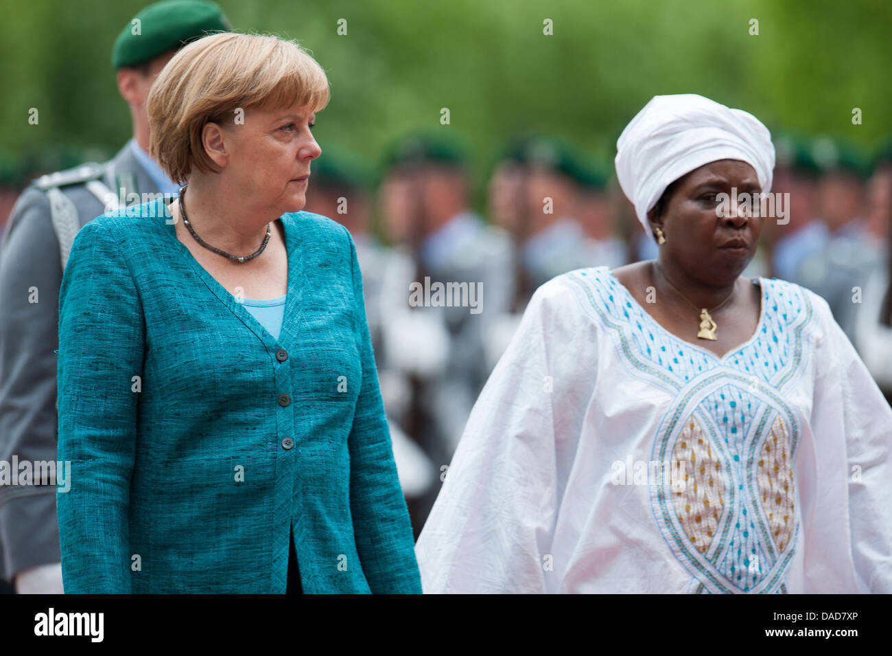 Berlin, Allemagne. Au 11 juillet 2013. La chancelière Angela Merkel reçoit le commissaire de l'Union africaine Dlamini-Zuma avec honneurs militaires à la Chancellerie allemande. Credit : Crédit : Gonçalo Silva/Alamy Live News. Banque D'Images