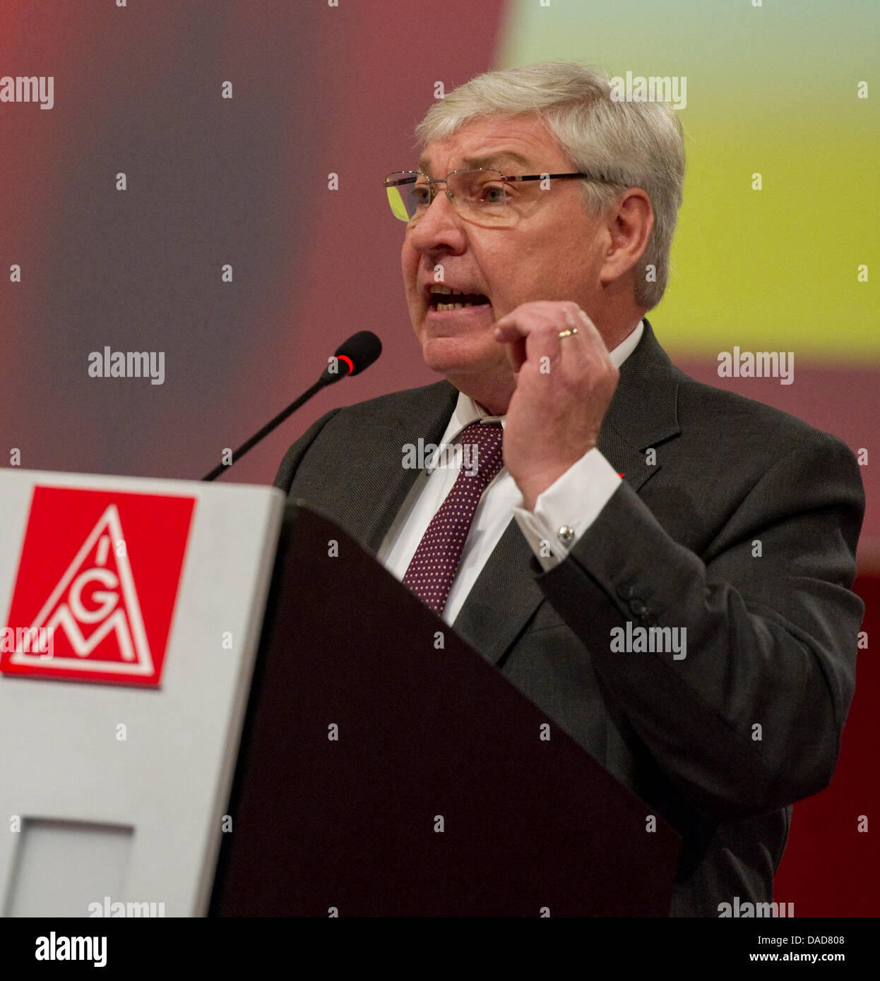 Le président de la Fédération des syndicats allemands DGB, Michael Sommer, parle au cours de la conférence de l'union de l'IG Metall à Karlsruhe, Allemagne, 11 octobre 2011. Près de 600 délégués, ainsi que de nombreux invités assister à la conférence, qui a lieu que tous les quatre ans. Photo : UWE ANSPACH Banque D'Images