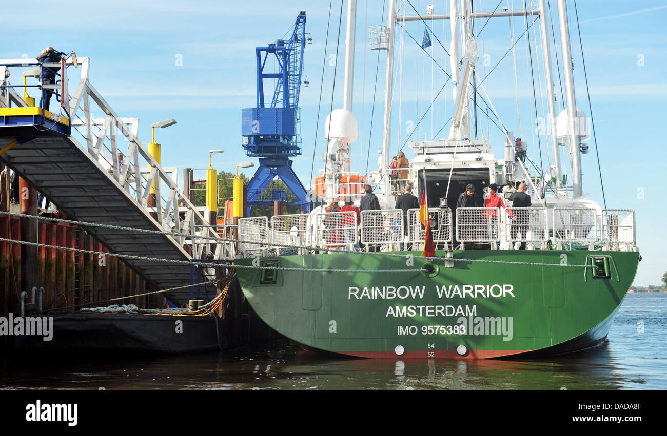 Le navire de Greenpeace 'Rainbow Warrior III' est situé à l'embarcadère de chantiers navals Fassmer après son baptême à Berne, Allemagne, 14 octobre 2011. Pour la première fois de son histoire, l'Organisation international de protection de l'environnement a eu un centre d'opérations en virgule flottante construite. Photo : CARMEN JASPERSEN Banque D'Images