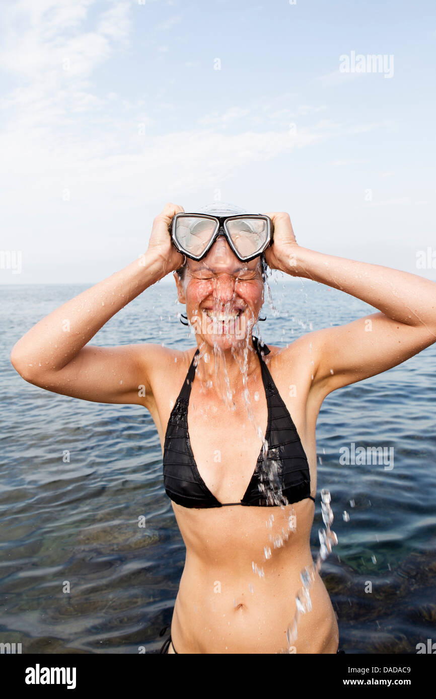 Femme en mer avec masque de plongée Banque D'Images
