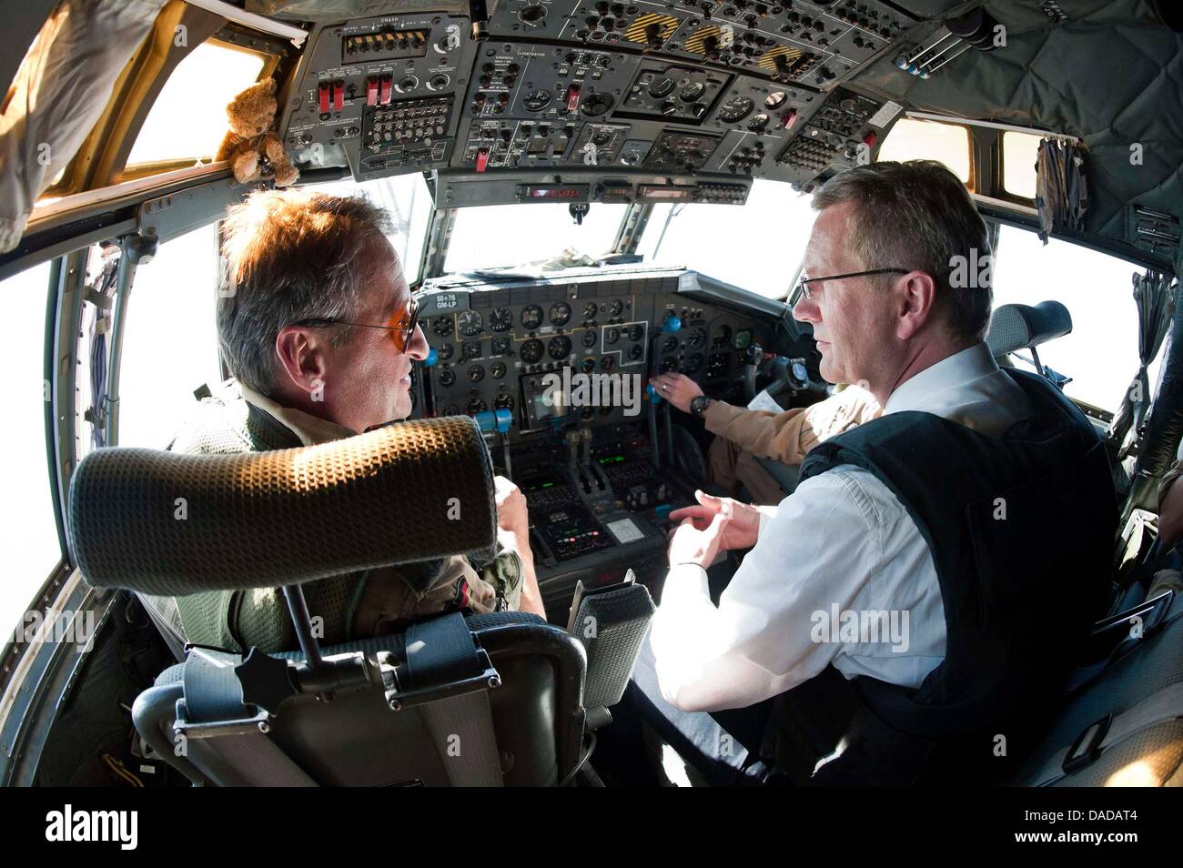 Bundespräsident Christian Wulff (r) unterhält sich am Sonntag (16.10.2011) mit dem Piloten Transall der der Bundeswehr, als er von Termez nach Kaboul (Afghanistan) fliegt. Es ist der erste Staatsbesuch eines deutschen Bundespräsidenten suis Hindukusch seit 44 Jahren. Foto : Bundesregierung / Bergmann / Piscine Banque D'Images