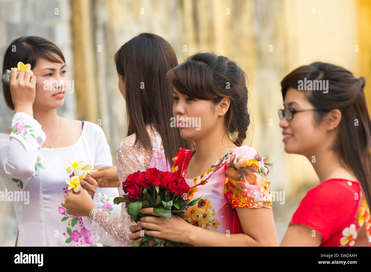 Jeune fille avec bouquet de roses sur le sol de la Citadelle Impériale Thang à Hanoi, Vietnam Banque D'Images