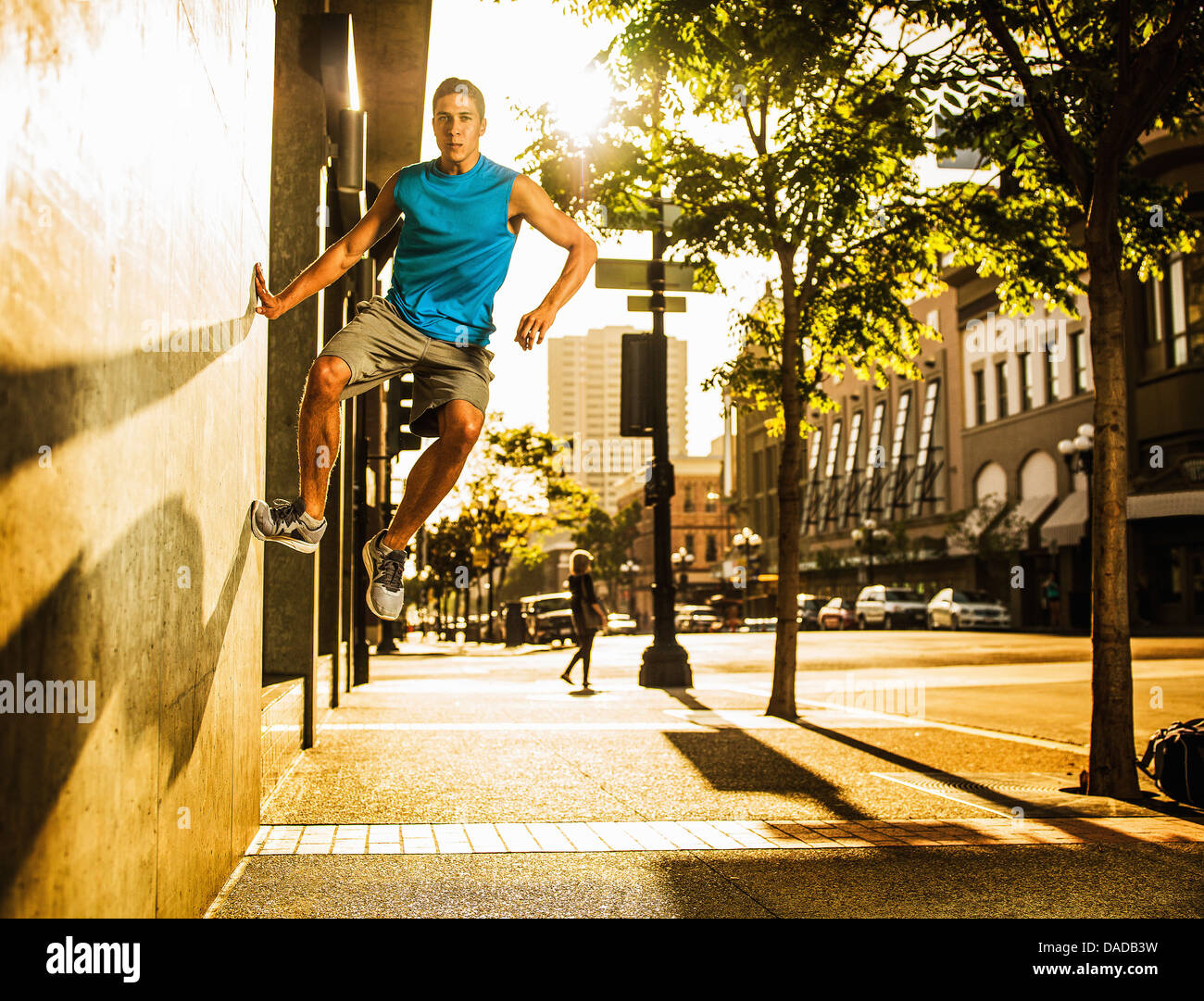 Jeune homme pratiquant parkour Banque D'Images