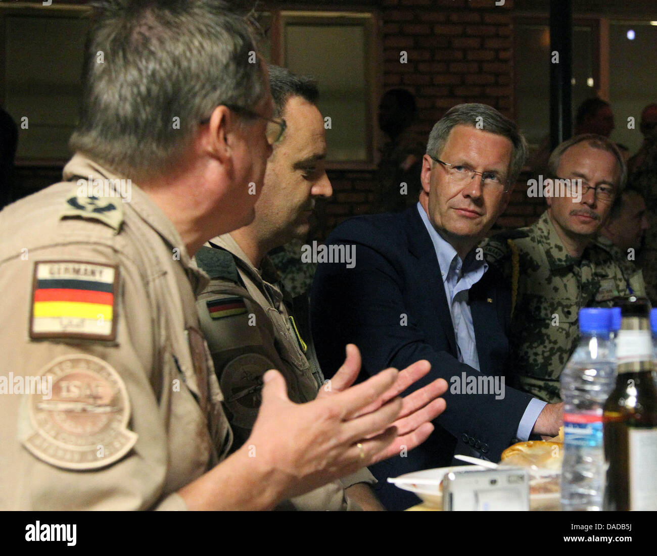 Bundespräsident Christian Wulff unterhält sich am Sonntag (16.10.2011) à Masar-i-Scharif en Afghanistan während eines gemeinsamen Grilleabends mit deutschen Soldaten. Das Deutsche Chef d'hält sich zu einem Staatsbesuch en Afghanistan auf. Foto : Wolfgang Kumm dpa Banque D'Images