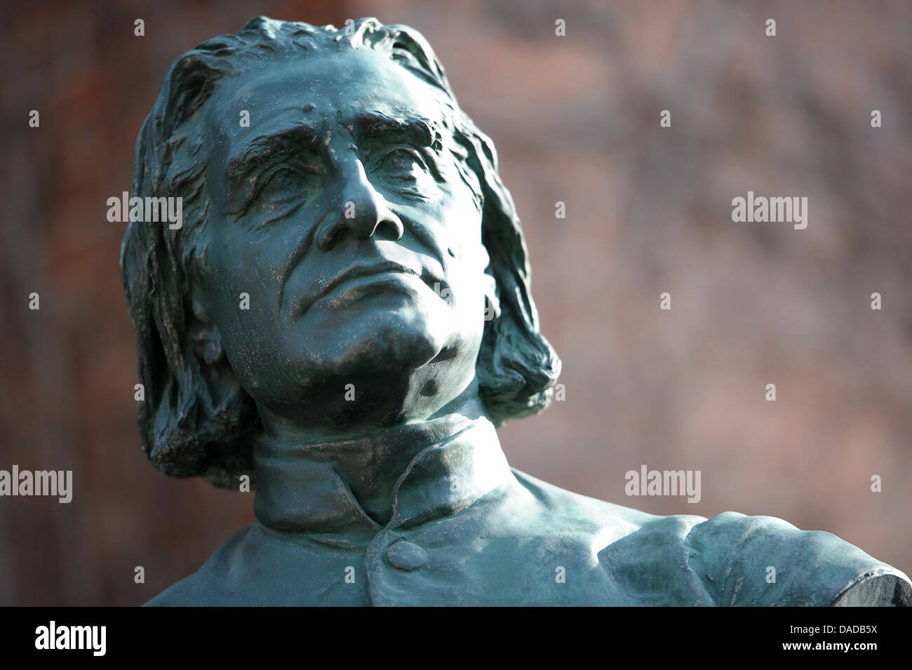 (Dossier) - Un fichier photo datée du 24 février 2011 montre un buste de Franz Liszt (1811 - 1886) qui est placé en face de l'Prix-franz-Musée à Bayreuth, Allemagne. Avec environ 150 événements sous la devise "désir pour Liszt' la ville Bayreuth tient à commémorer le 125e jour de la mort et 200e année depuis Liszt est né (22 octobre). Photo : David Ebener Banque D'Images