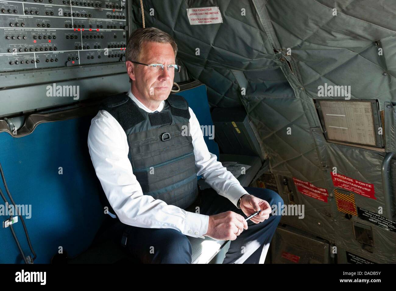 Document - un document du gouvernement photo datée du 16 octobre 2011 montre le président allemand Christian Wulff portant un gilet pare-balles dans le cockpit d'un avion cargo Transall durant sa fuite de Termez à Kaboul, Afghanistan. Le chef de l'Etat allemand est en ce moment en Afghanistan pour une visite d'état. Photo : gouvernement fédéral / Bergmann / document / EDITORIAL UTILISEZ UNIQUEMENT Banque D'Images