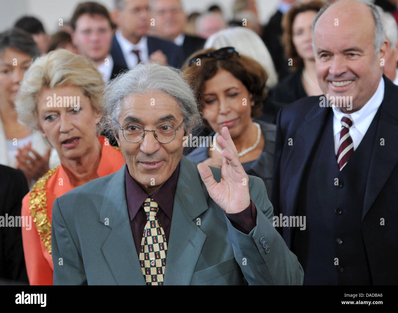 L'auteur algérien Boualem Sansal (AVANT) va à son siège en face de Gottfried Honnefelder (R), président de la 'Boersenverein des Deutschen Buchhandels' (association des commerçants) livre allemand, le maire de Francfort Petra Roth (L) et sa femme Naziha Sansal à l'Eglise Saint-Paul de Francfort, Allemagne, 16 octobre 2011. Sansal a reçu le Prix de la paix le commerce allemand du livre. H Banque D'Images