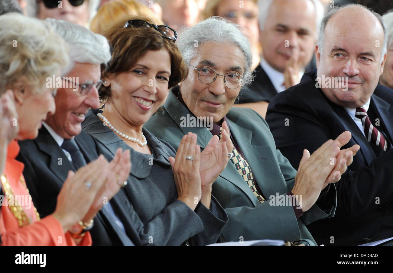 L'auteur algérien Boualem Sansal (2-L) tape ses mains à côté de la maire de Francfort Petra Roth (L-R), laudator Peter von Matt, épouse Naziha Sansal et Gottfried Honnefelder, président de la 'Boersenverein des Deutschen Buchhandels' (association des commerçants livre allemand) au cours de l'attribution du Prix de la paix du livre allemand à l'Eglise Saint-Paul de Francfort, Allemagne, 16 Octobre Banque D'Images