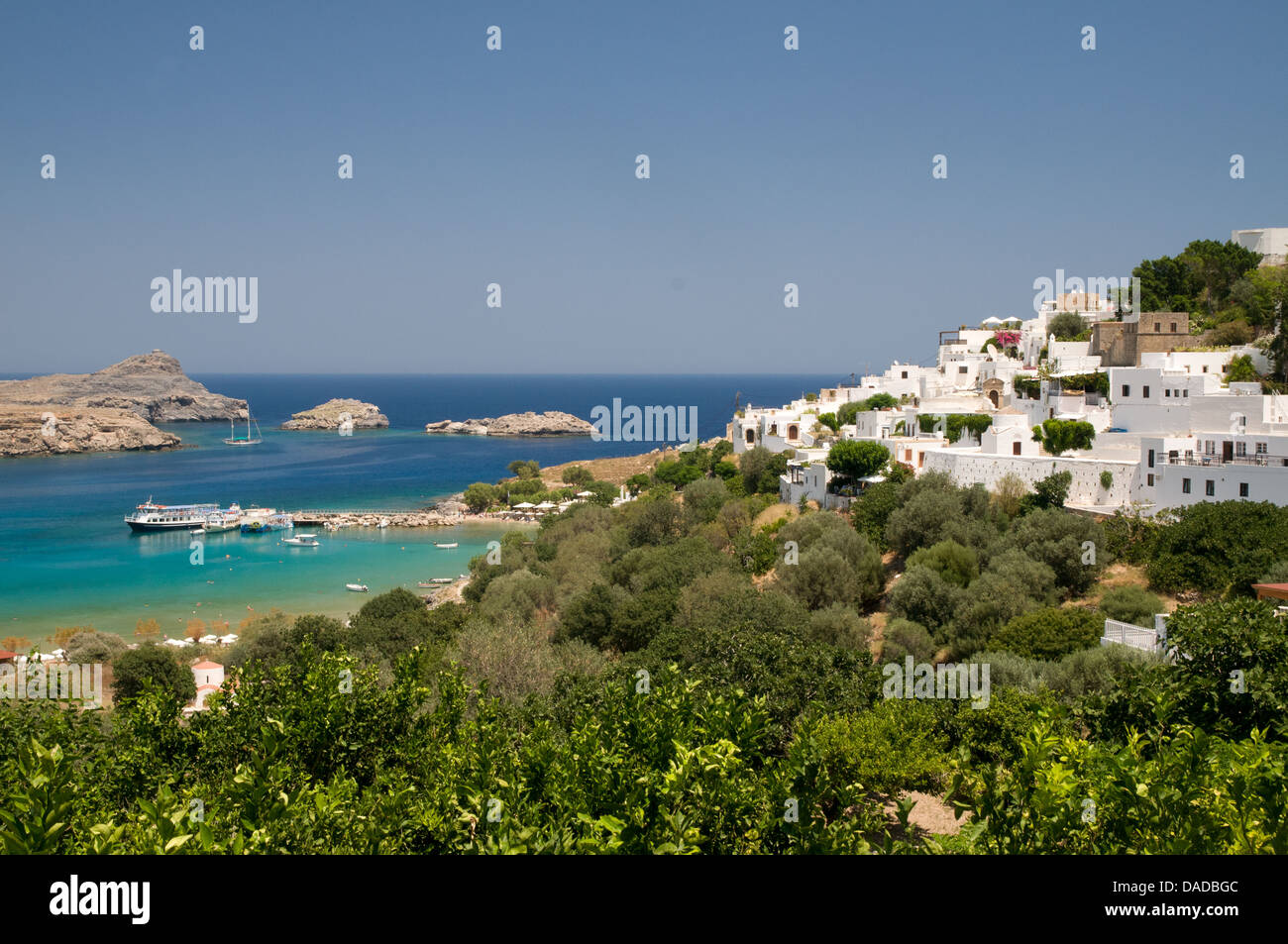 Baie de Lindos avec bâtiments blanchis à la chaux, la mer Égée, Rhodes, Grèce Banque D'Images