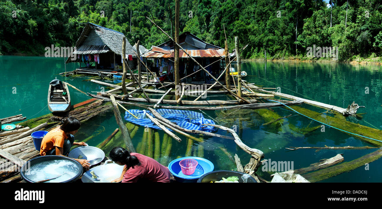 Cabanes sur Lan Chiao réservoir, les femmes laver la vaisselle, Thaïlande, parc national de Khao Sok Banque D'Images