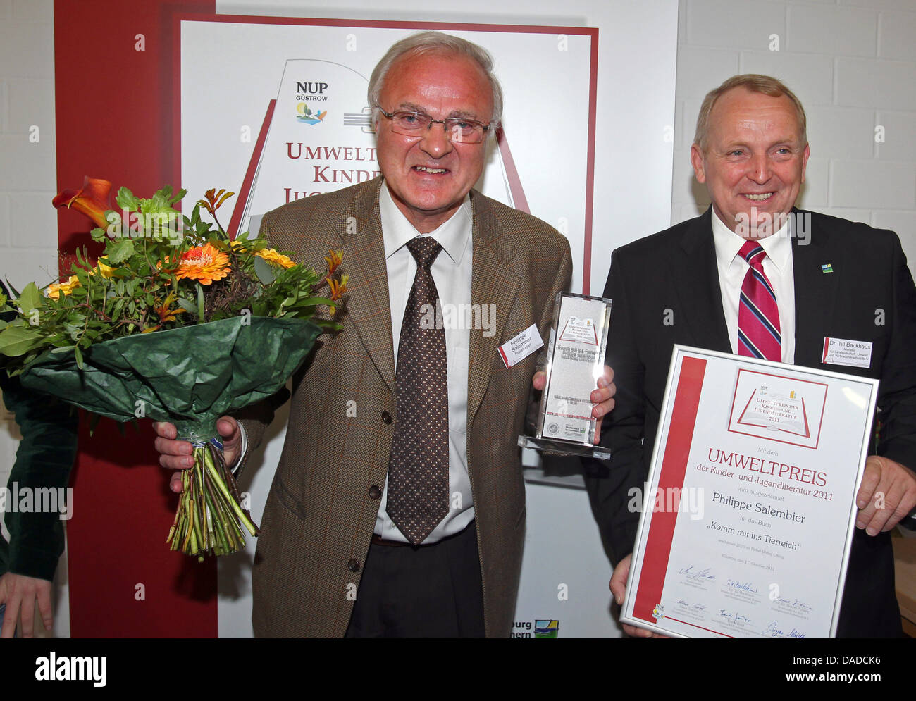 Le Mecklembourg-Poméranie-Occidentale Ministre de l'environnement jusqu'à Backhaus (R) présente le prix de l'environnement pour les enfants et la littérature de jeunesse 2011 à l'écrivain belge Philippe Salembier à la nature et de l'environnement park Guestrow, Allemagne, 17 octobre 2011. Le 71-year-old compassion dessine et illustre la nature, paysage et animaux. Photo : Bernd Wuestneck Banque D'Images