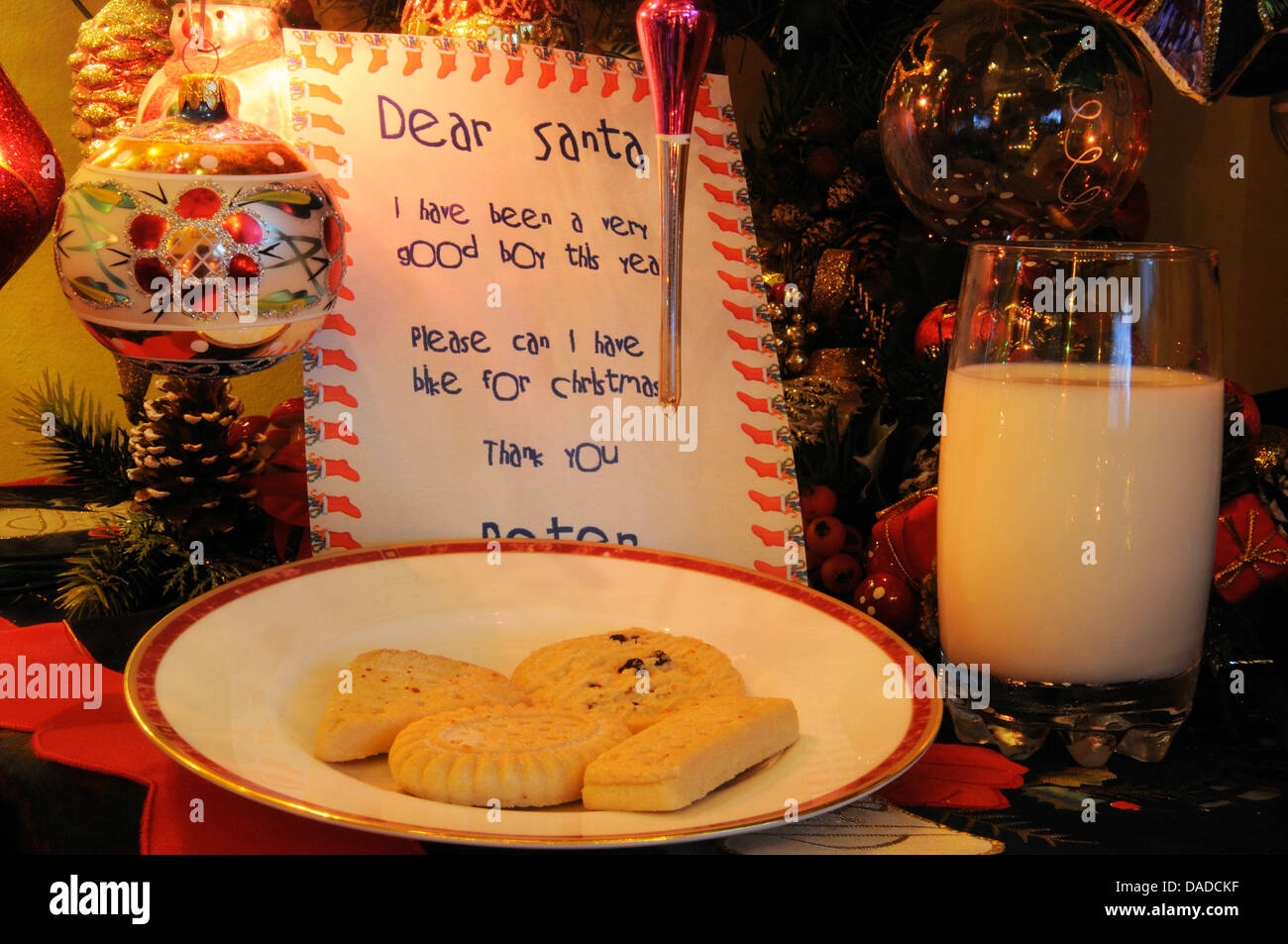 Cher Père Noël lettre avec du lait et des cookies en vertu de l'arbre de Noël. Banque D'Images