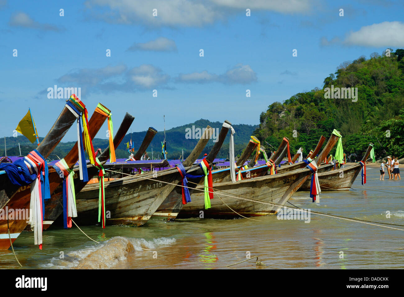 Bateaux à longue queue sur la plage, Thaïlande, Potha Banque D'Images