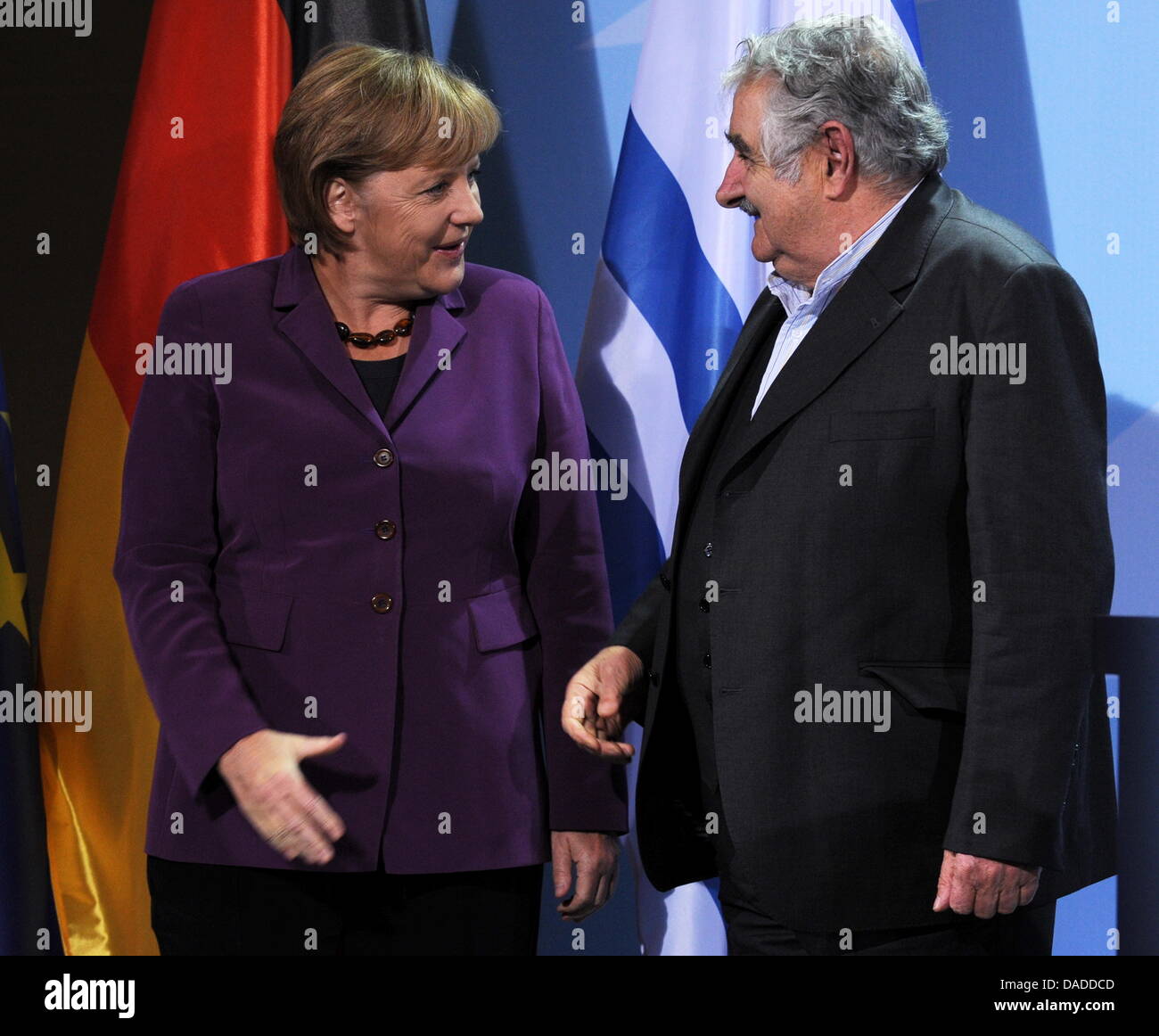 Président de l'Uruguay Jose Alberto Mujica et la Chancelière allemande, Angela Merkel (CDU, L) dire au revoir après leur réunion à Berlin, Allemagne, 18 octobre 2011. Photo : TIM BRAKEMEIER Banque D'Images