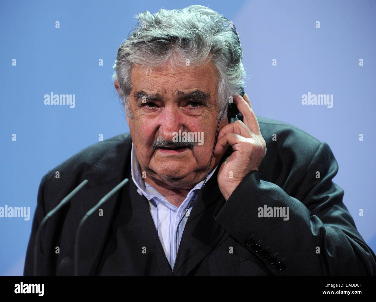 Président de l'Uruguay Jose Alberto Mujica parle des résultats de ses entretiens avec la Chancelière allemande Angela Merkel après leur réunion à Berlin, Allemagne, 18 octobre 2011. Photo : TIM BRAKEMEIER Banque D'Images