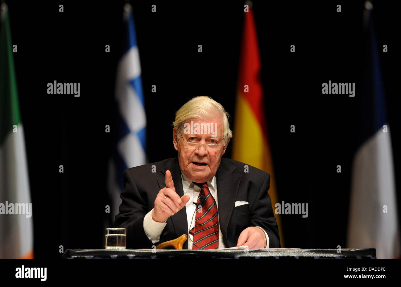 L'ancien chancelier allemand Helmut Schmidt (SPD) prend la parole à l'ancien opéra de Francfort-sur-Main, Allemagne, 19 octobre 2011. Les politiciens de toute l'Europw dire au revoir à Trichet. Trichet a été président de la BCE pour 8 ans et démissionne après avoir fini le Tour. Photo : ARNE DEDERT Banque D'Images