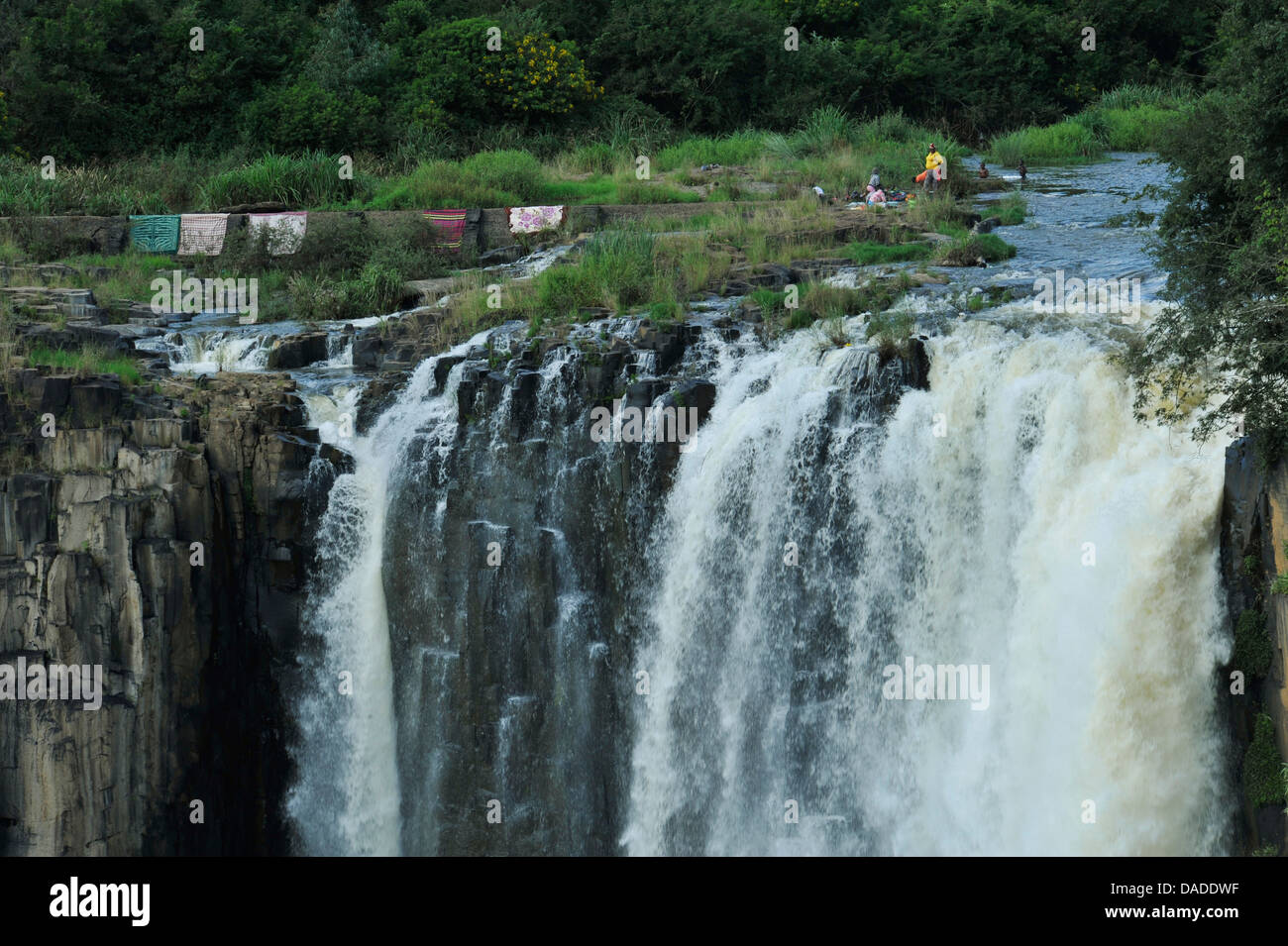 Scène de Zulu femmes faisant le lavage en rivière à côté de cascade de monument Howick Falls KwaZulu-Natal Afrique du Sud tous les jours Banque D'Images