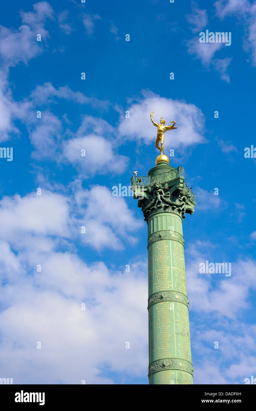 La colonne de juillet est au centre de la Place de la Bastille à Paris, France. Banque D'Images