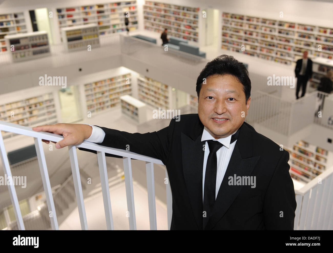 Architecte Eun Young Yi se tient dans la salle de lecture lors de l'inauguration de la nouvelle bibliothèque municipale est représenté à Mailaender Platz à Stuttgart, Allemagne, 21 octobre 2011. Après trois années de construction, la bibliothèque conçu par l'architecte de Cologne Yi est ouvert. Photo : Franziska Kraufmann Banque D'Images