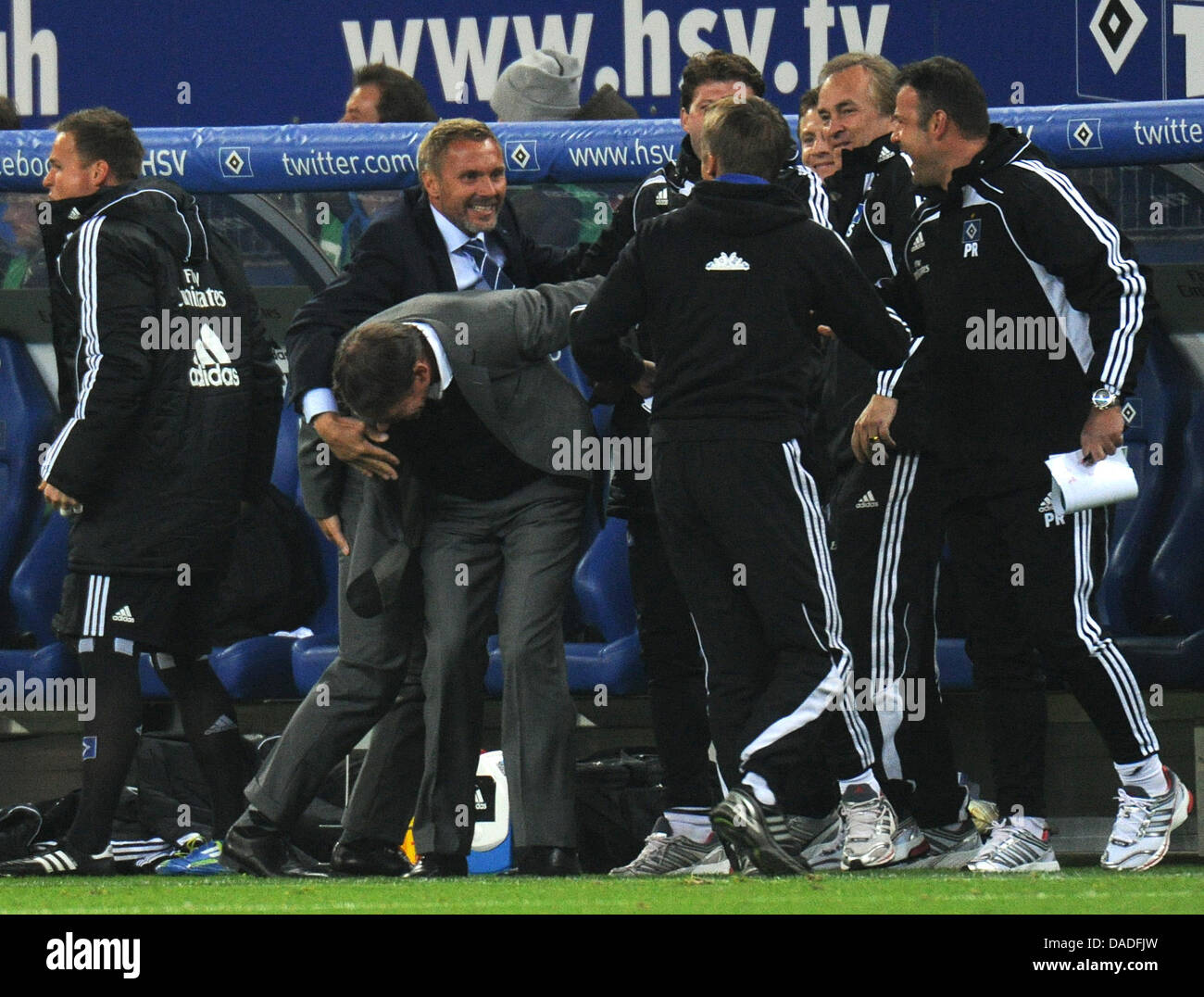 L'entraîneur-chef de Hambourg Thorsten Fink (2-L) et directeur sportif Frank Arnesen (3-L) célébrer la 1-1 but durant le match de football Bundesliga allemande entre Vfl Wolfsburg et Hambourg SV à l'IMTECH Arena de Hambourg, Allemagne, 22 octobre 2011. Photo : Marcus Brandt Banque D'Images