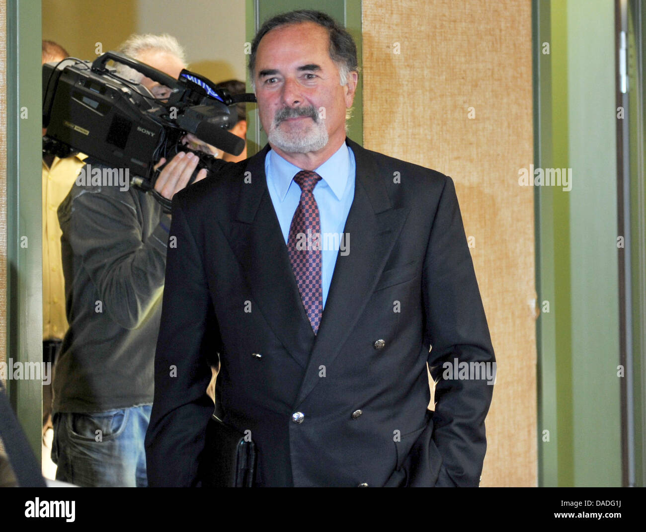 L'ancien PDG de fabricant de voiture Volkswagen, Bernd Pischetsrieder, arrive à son procès à l'intérieur de l'impôt avasion salle d'audience à la cour d'État à Munich, Allemagne, 24 octobre 2011. Pischetsrieder est accusé d'avoir échapper à l'impôt sur le revenu de plus de 200 000 euros entre 2000 et 2003. Photo : FRANK LEONHARDT Banque D'Images