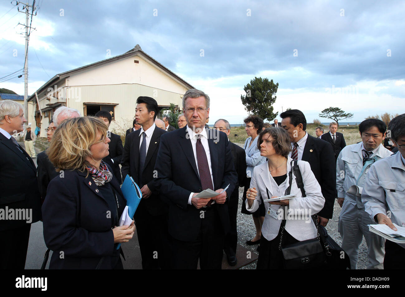 Le Président allemand Christian Wulff (C) des visites de la ville côtière de Toyoma vues et les dommages causés par la catastrophe du tsunami dans la préfecture de Fukushima, au Japon, 25 octobre 2011. Le chef de l'état allemand est au Japon pour une visite d'Etat de six jours. Photo : WOLFGANG KUMM Banque D'Images