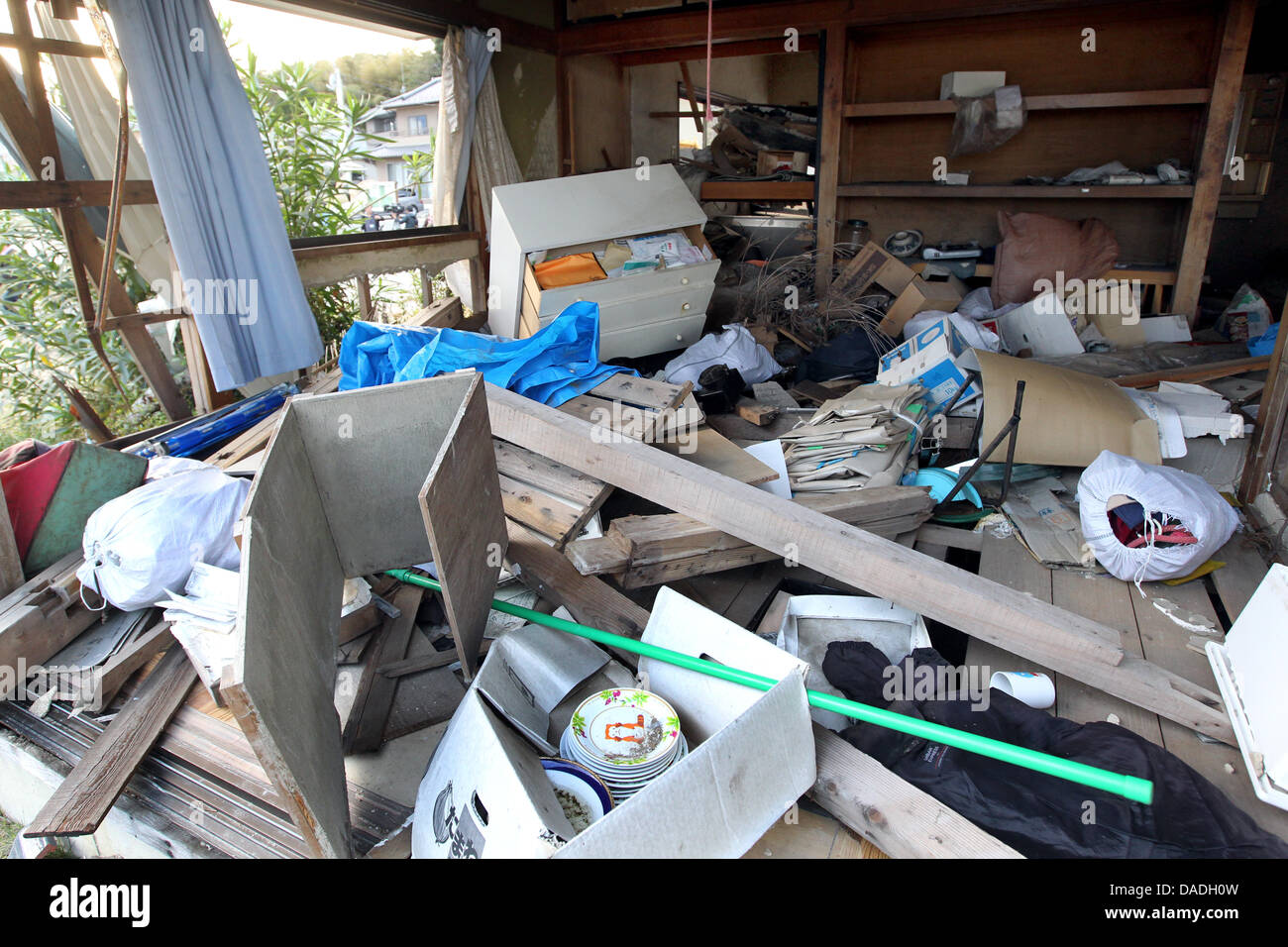 Les débris d'une maison détruite par le tsunami sont vus dans la ville côtière de Toyoma, dans la préfecture de Fukushima, au Japon, 25 octobre 2011. Le Président allemand Wulff a visité la ville et vu les dommages causés par le tsunami. Le chef de l'état allemand est au Japon pour une visite d'Etat de six jours. Photo : WOLFGANG KUMM Banque D'Images